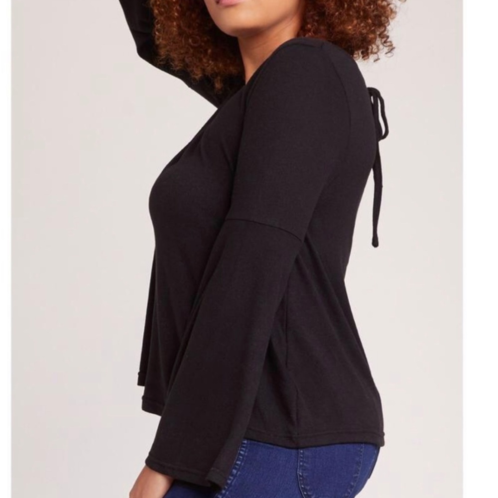 • f l a r e s l e e v e t o p •